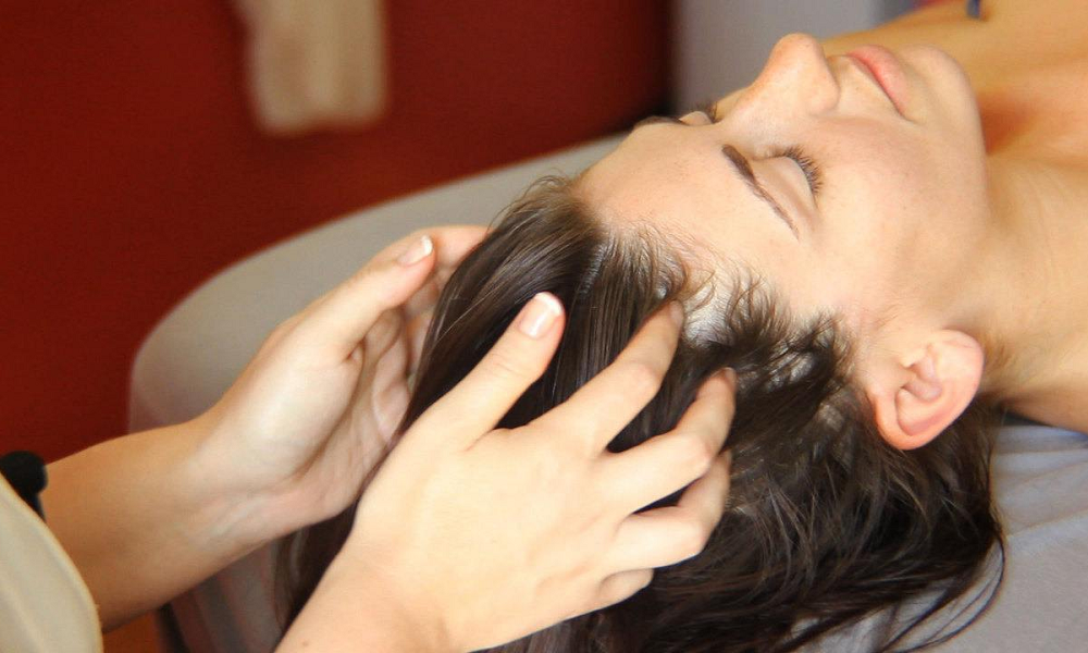 Massage da đầu để da đầu chắc khỏe, kích thích mọc tóc