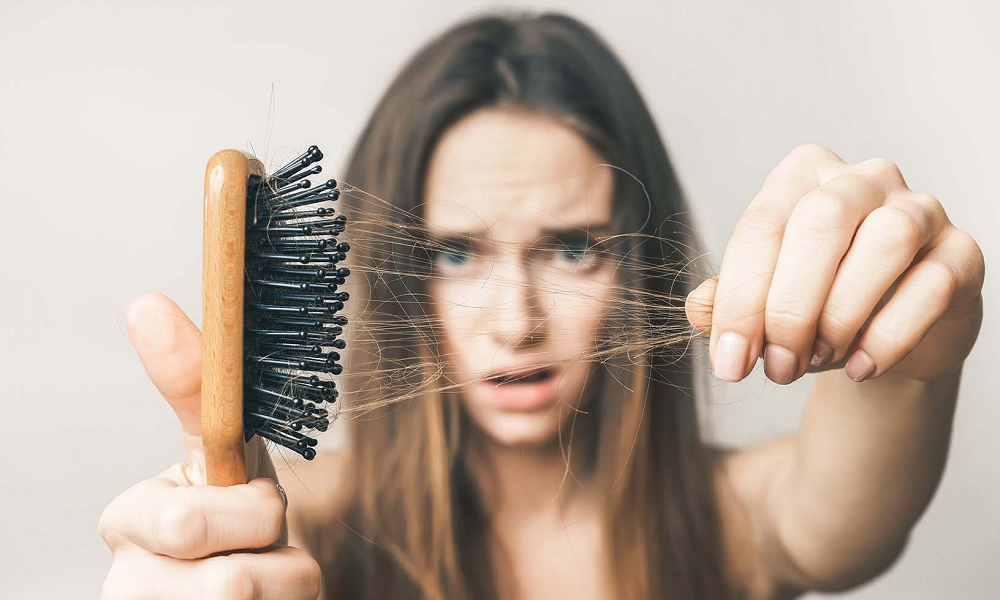 Thay đổi nội tiết tố làm suy giảm hoocmon nữ dẫn đến rụng tóc nhiều ở phụ nữ hơn